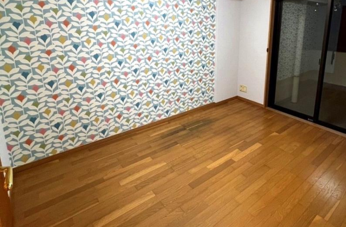 壁紙ひとつで、部屋の雰囲気を一新