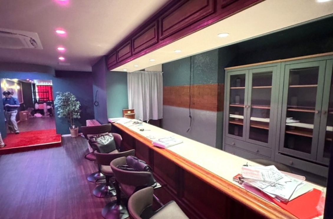  第一印象で惹きつける、サインと光の演出